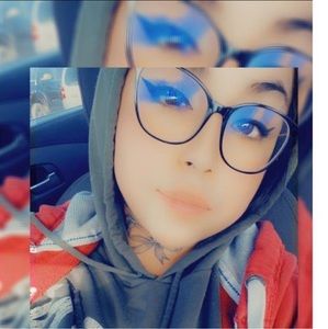 Meet your Posher, Mona